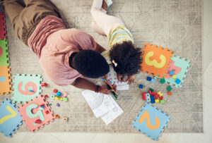 imagem ilustrativa de criança aprendendo atividades lúdicas