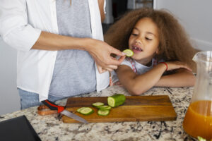 Foto ilustrativa de criança com nutricionista infantil