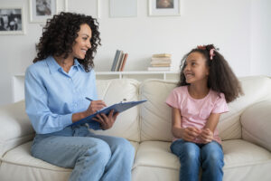 imagem de criança em consulta com psicóloga infantil