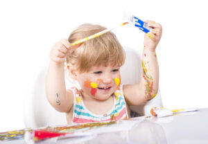 Imagem ilustrativa de criança em momento de arteterapia infantil