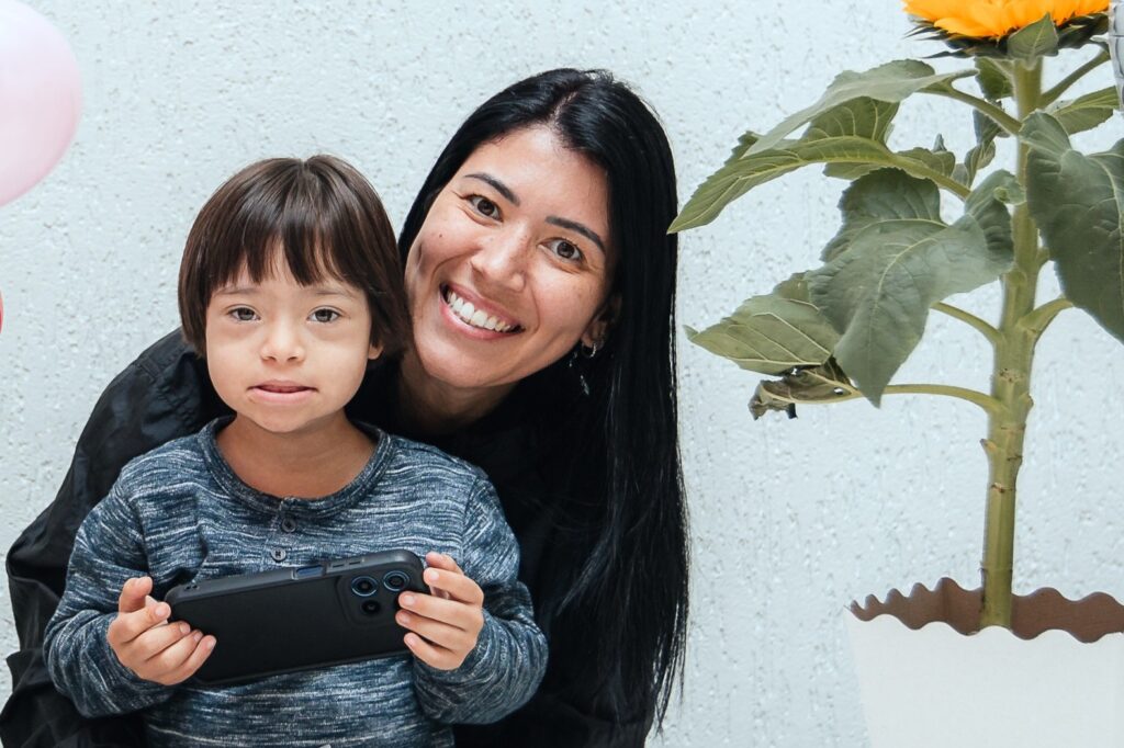 Imagem de uma mãe com o seu filho com síndrome de down