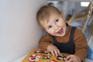 imagem de bebe brincando com peças de encaixar
